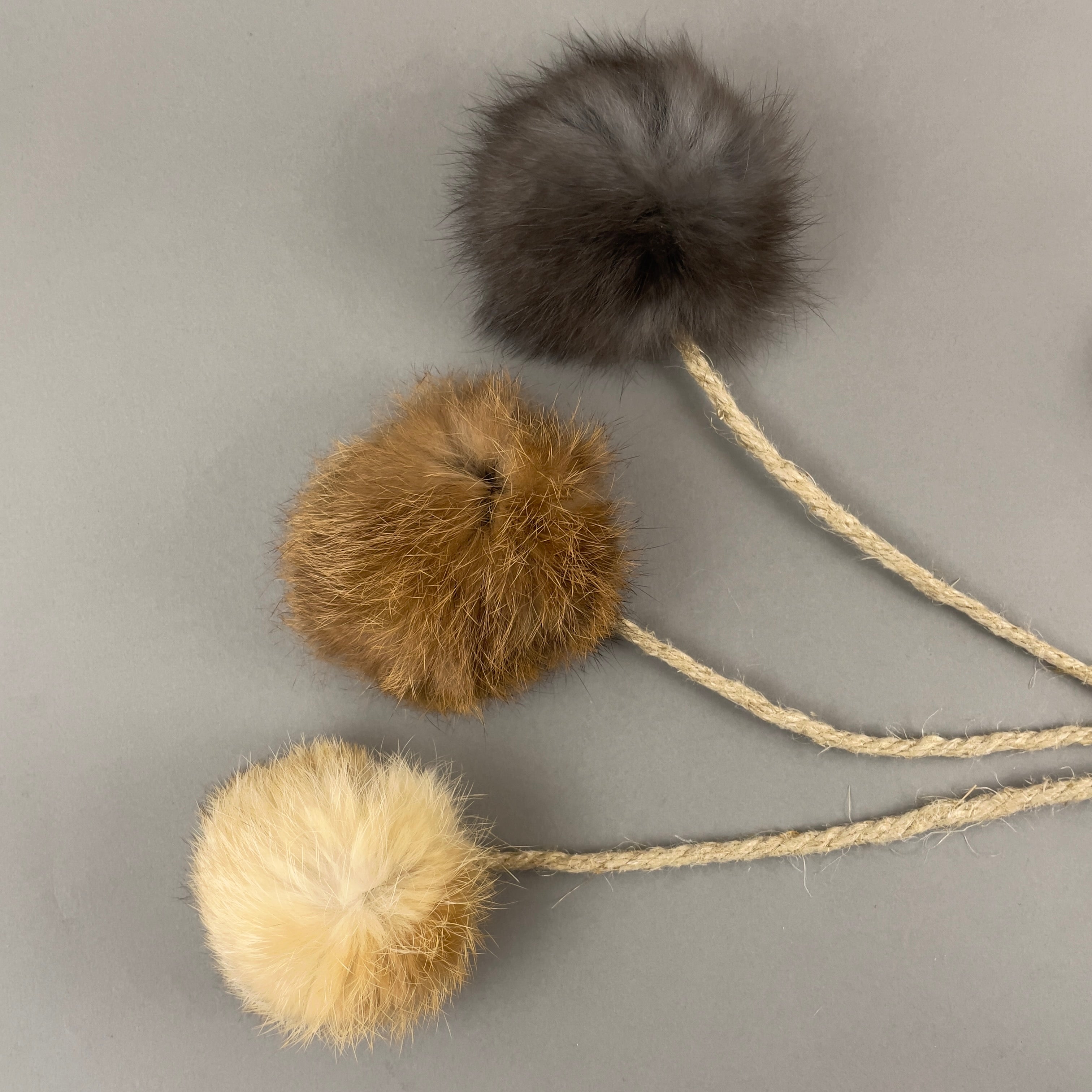 Katzenspielzeug aus Kaninchenfell mit Ball aus Bio-Hanfseil