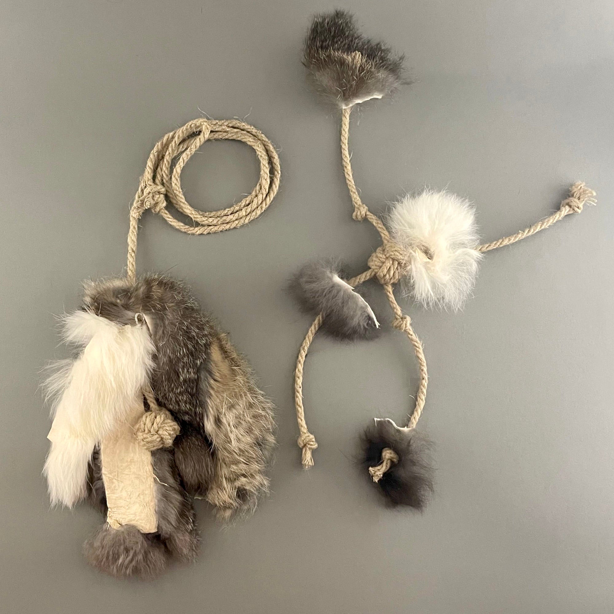 Set mit 2 Katzenspielzeugen aus Kaninchenfell und Hanf