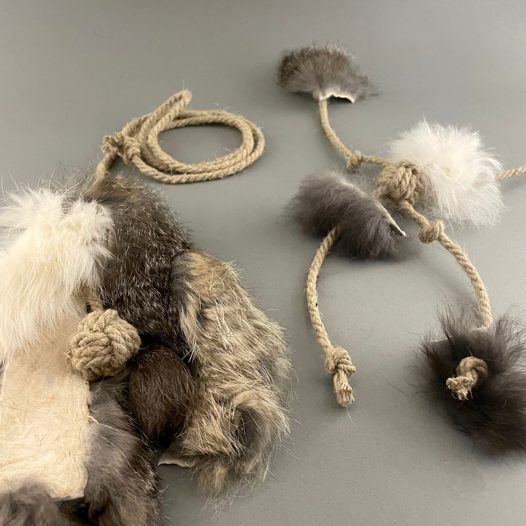 Set mit 2 Katzenspielzeugen aus Kaninchenfell und Hanf