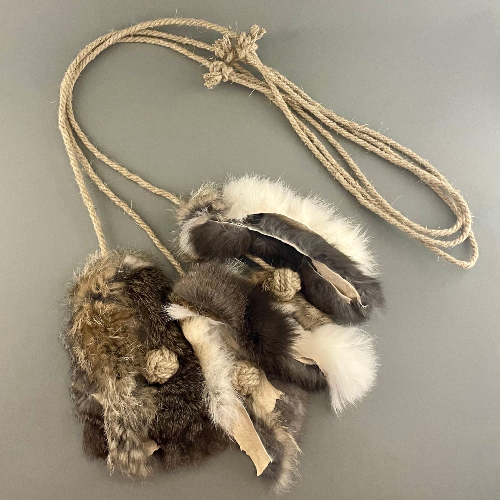 Katzenspielzeug aus Hanf und Kaninchenfell