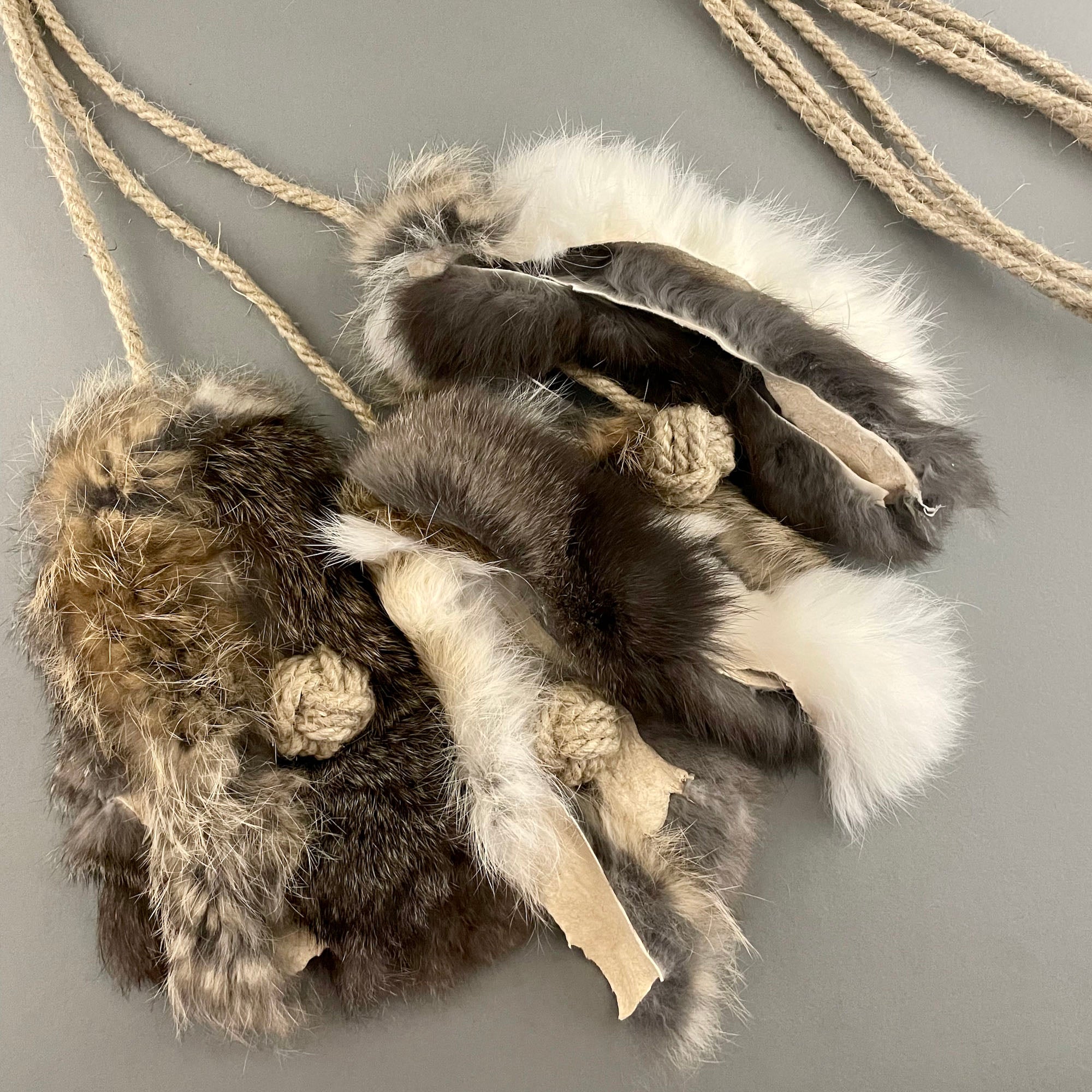 Katzenspielzeug aus Hanf und Kaninchenfell