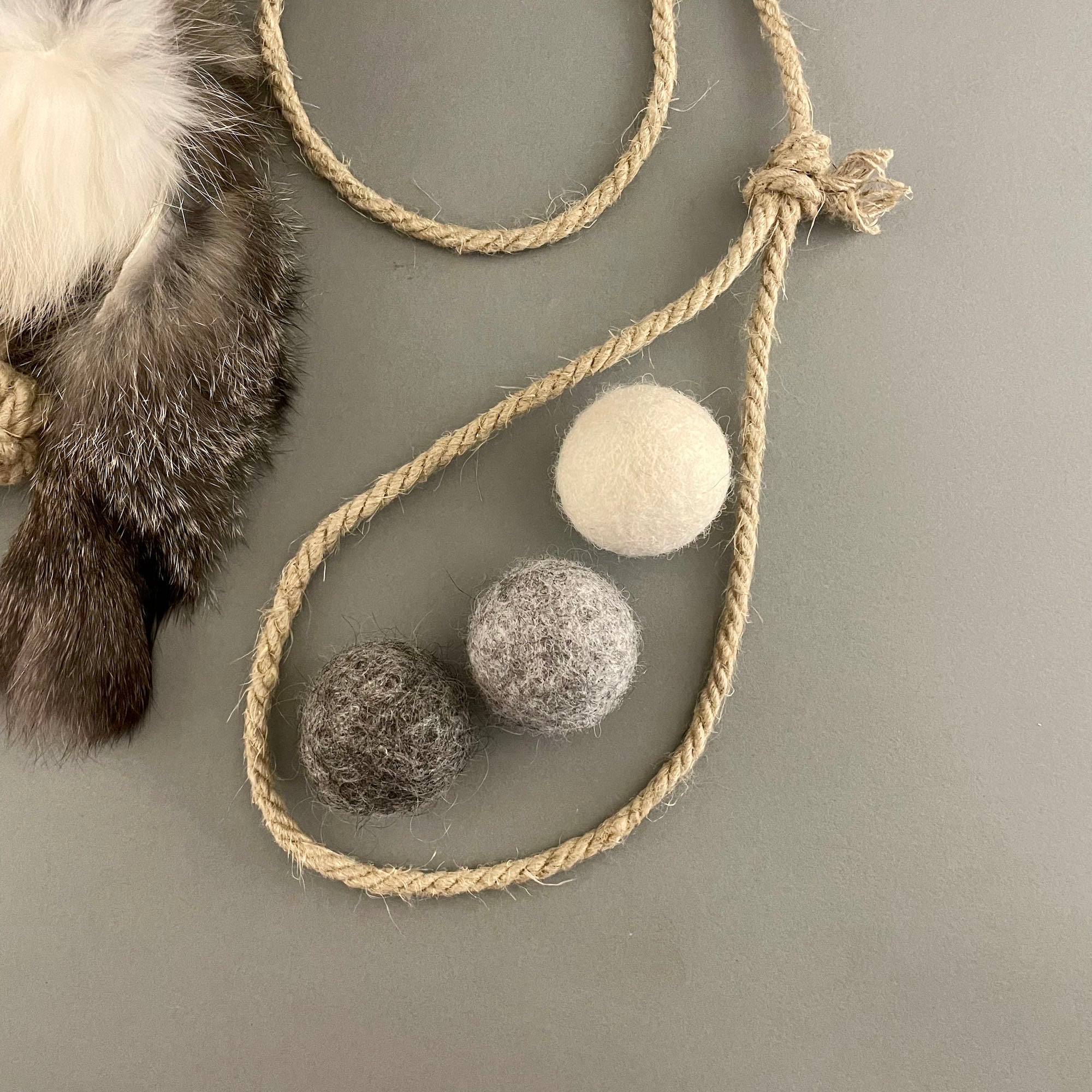 Katzenspielzeug-Set aus Kaninchenfell und drei Wollbällen