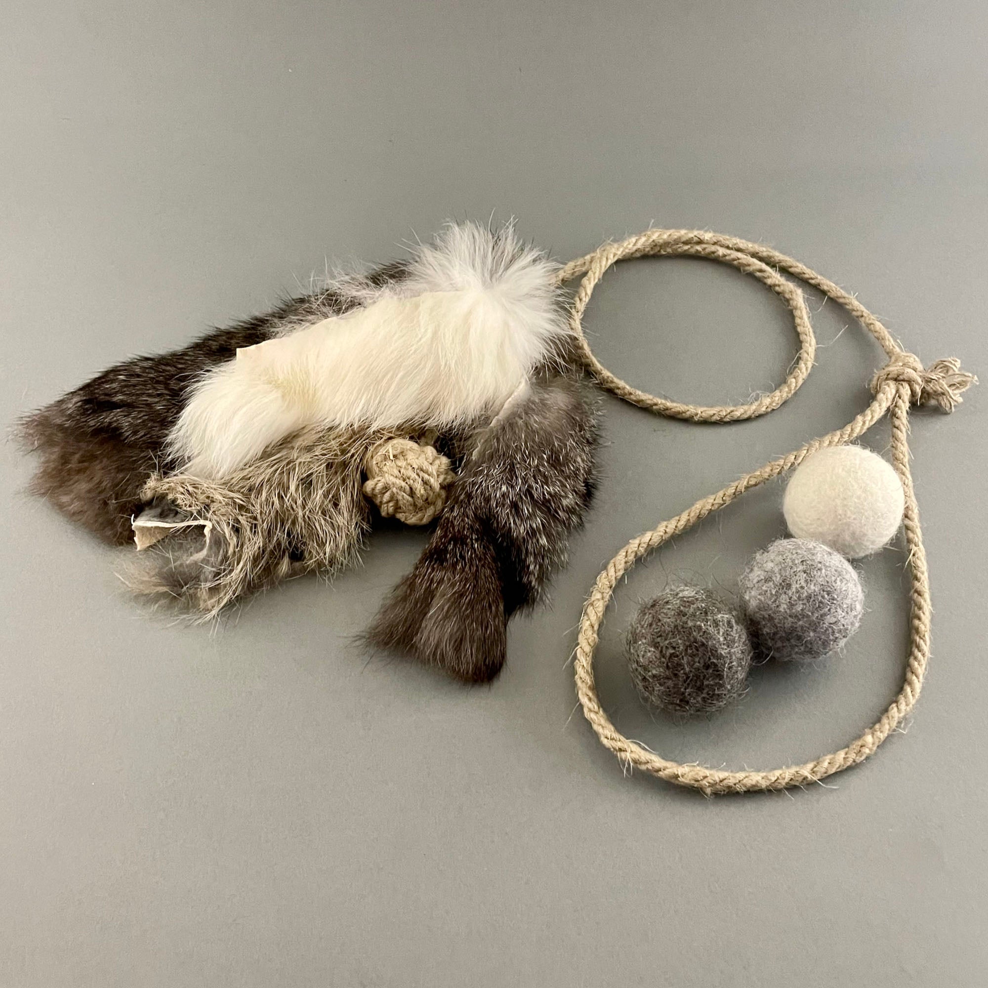 Katzenspielzeug-Set aus Kaninchenfell und drei Wollbällen